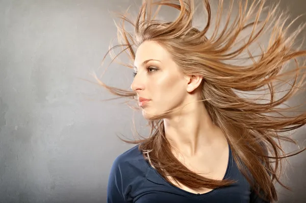 Retrato de moda de una hermosa chica — Foto de Stock