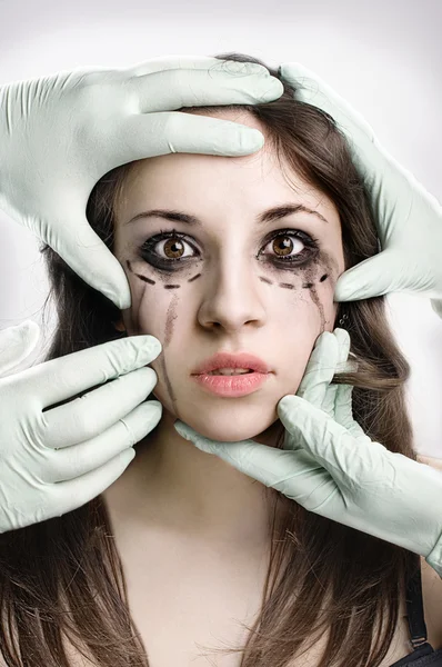 Chica teniendo una cirugía plástica — Foto de Stock