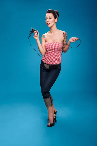 Pinup girl med tatueringar — Stockfoto