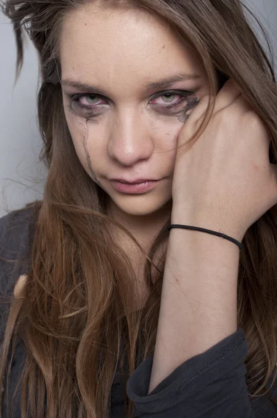 Młoda kobieta płacze — Zdjęcie stockowe