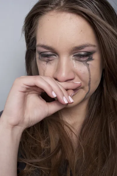 Mujer joven llorando — Foto de Stock