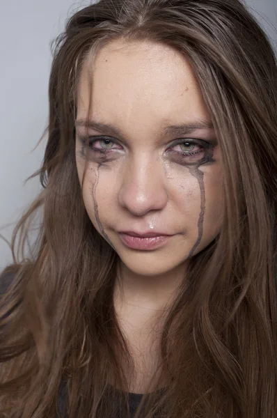 Mujer joven llorando — Foto de Stock