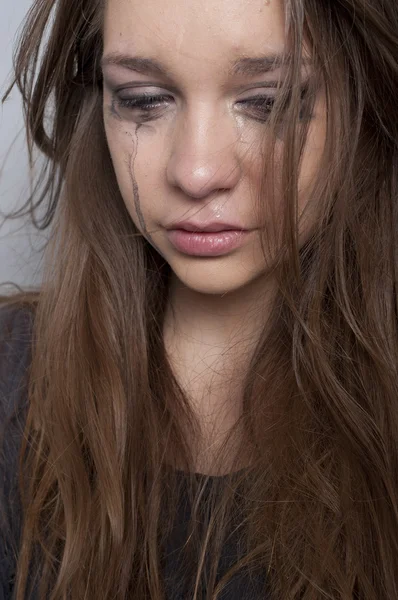 Mujer joven llorando — Foto de Stock