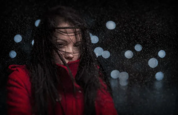 Porträtt av en gril i snöiga väder — Stockfoto