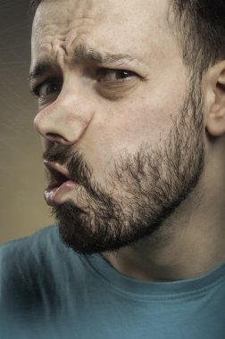 genç adamın yüzü çizilmiş cama smashing