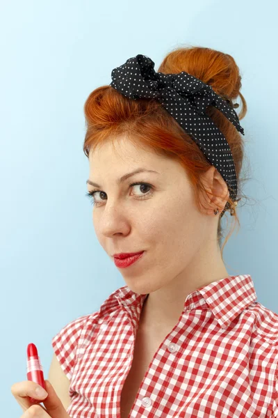 Pin-up girl innehar läppstift — Stockfoto