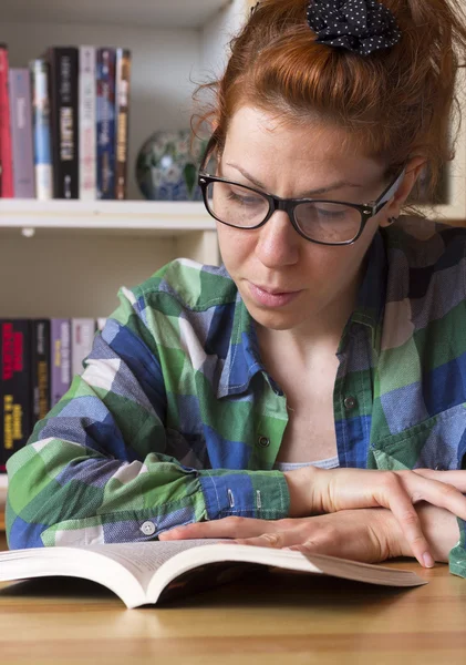 Hipster tjej läser en bok — Stockfoto