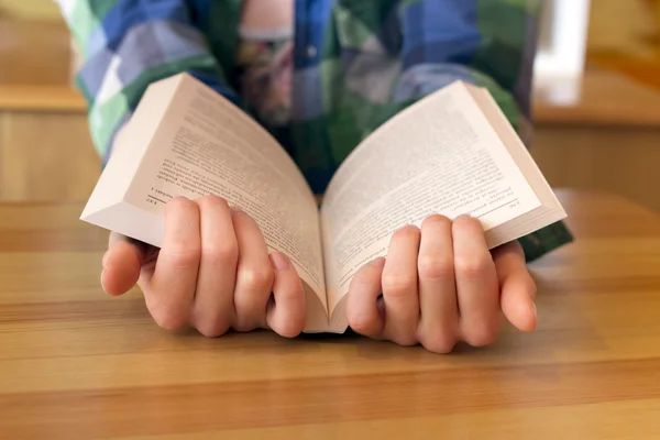 Het lezen van een boek — Stockfoto