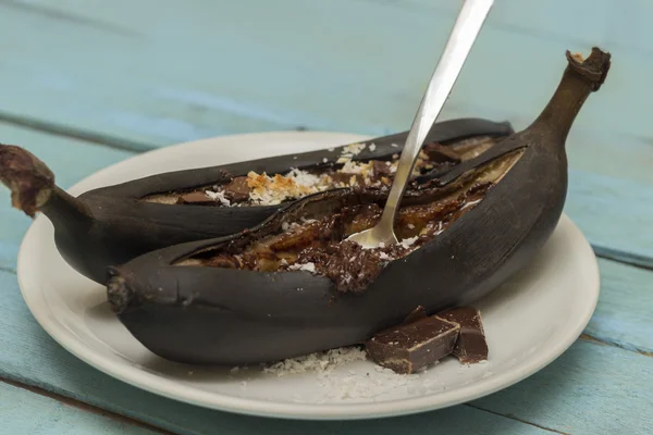 チョコレートの焼きバナナ ボート — ストック写真