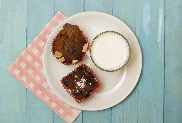 Homemade Muffins and Milk — Stock Photo, Image