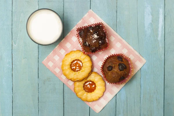 Muffins caseros, galletas y leche — Foto de Stock