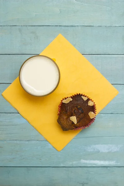Muffin casero y leche — Foto de Stock