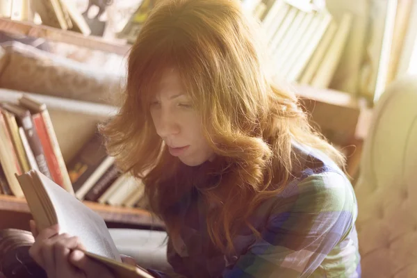 Hipster-Mädchen liest ein Buch — Stockfoto