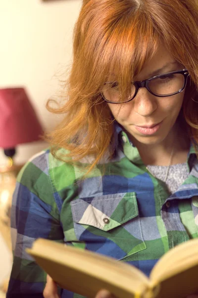 Hipster girl reading a book — Stock Photo, Image