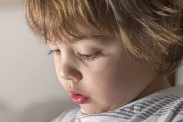 Liten pojke — Stockfoto