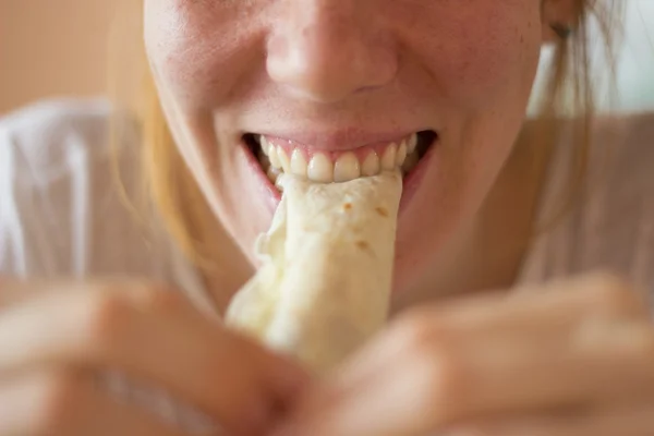 Desayuno - Chica comiendo un crepe — Foto de Stock
