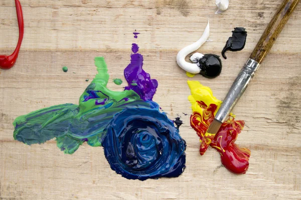 Messy paint and paintbrush — Stock Photo, Image