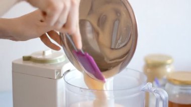 pasta yapma - malzemeler blender içine ekleme