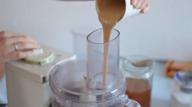 bir kek hamuru maddeler ekleyerek kek - yapmak