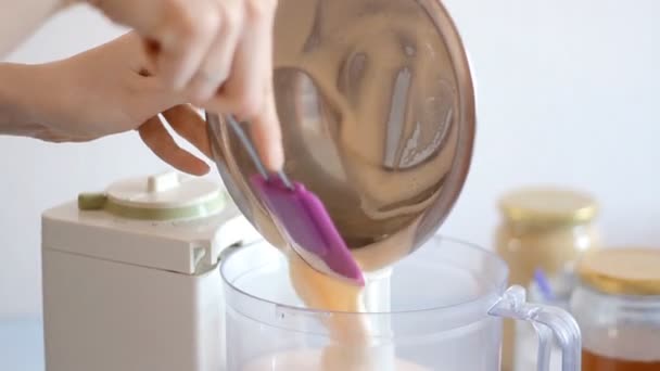 Hacer pastel - agregar ingredientes en la licuadora — Vídeos de Stock
