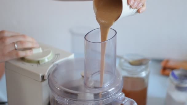 Membuat Kue - menambahkan bahan-bahan ke adonan kue — Stok Video
