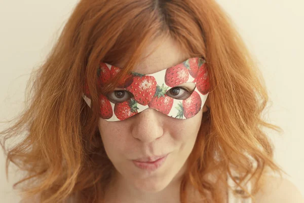 Superheldenmädchen trägt Maske mit Erdbeeren — Stockfoto