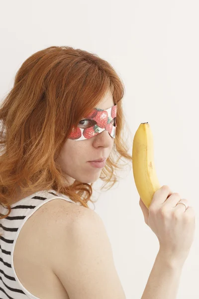 Menina super-herói segurando uma arma de banana — Fotografia de Stock