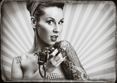 Pin-up kızı dövmeleri - siyah-beyaz retro tarzı görüntüler ile