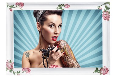 Pin-up kızı dövmeli