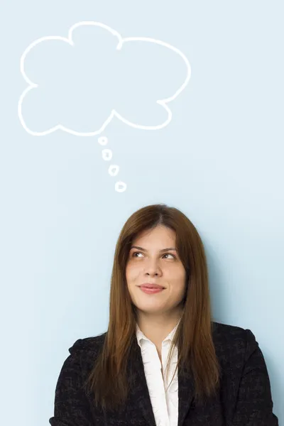 Mulher de negócios bonita sorrindo e pensando em uma ideia brilhante com nuvem de pensamento acima de sua cabeça — Fotografia de Stock