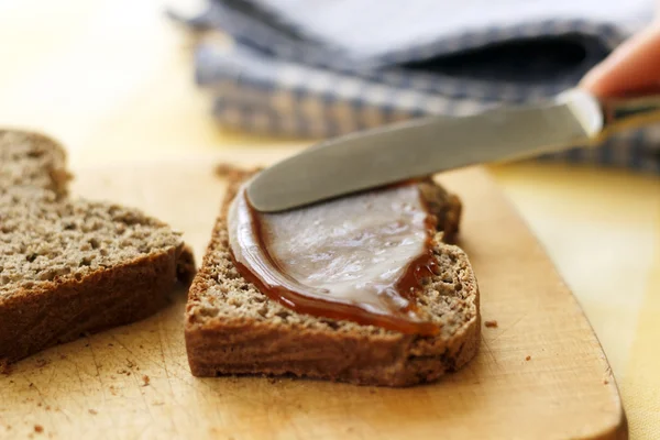 Marmeladensandwich zubereiten — Stockfoto