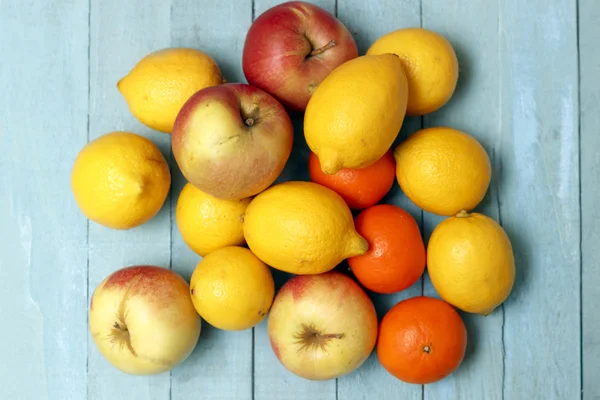 Органические лимоны, мандарины и яблоки — стоковое фото
