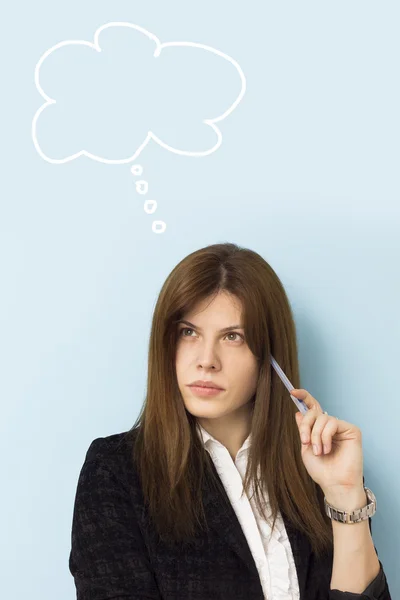 Hermosa mujer de negocios pensando seriamente con la nube de pensamiento por encima de su cabeza — Foto de Stock