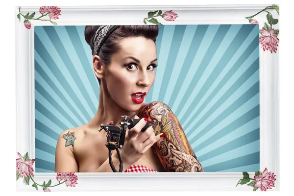 Pin-up girl z tatuażami — Zdjęcie stockowe