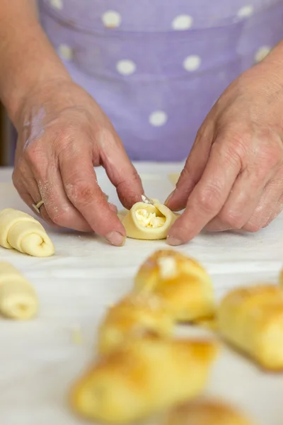 Baker, takže mini croissanty, zblízka — Stock fotografie