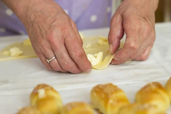 Padeiro fazendo mini croissants, close-up — Fotografia de Stock