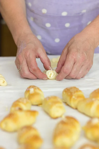 Padeiro fazendo mini croissants, close-up — Fotografia de Stock