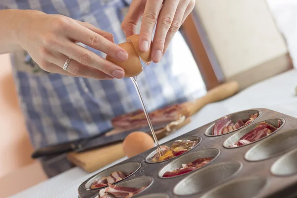 Att göra paleolitiska muffins till frukost — Stockfoto