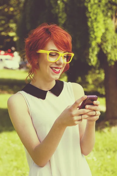 Bella ragazza hipster messaggistica. Toni retrò — Foto Stock