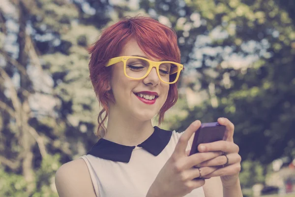 Linda chica hipster mensajes de texto. Tonos retro — Foto de Stock