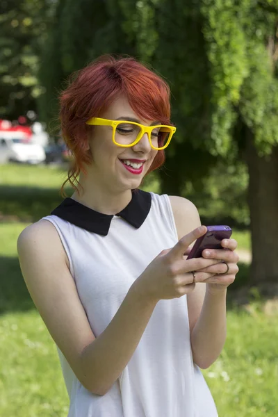 Mensagens de texto bonito hipster menina — Fotografia de Stock