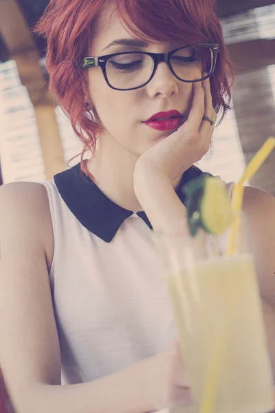 Menina hipster bonito em um café — Fotografia de Stock