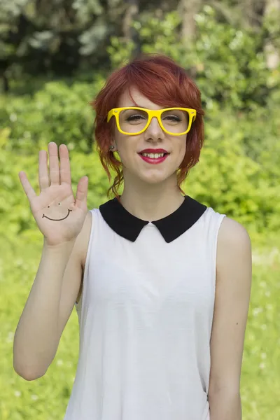 Linda chica adolescente hipster mostrando una cara sonriente —  Fotos de Stock