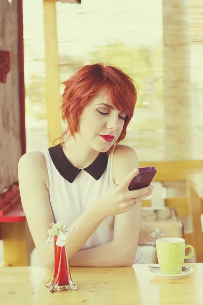 Schattig hipster meisje texting — Stockfoto