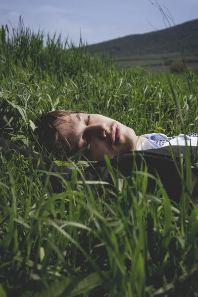 Sdraiato sull'erba — Foto Stock