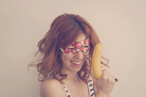 Superhéroe hipster chica usando máscara con fresas y holdin —  Fotos de Stock