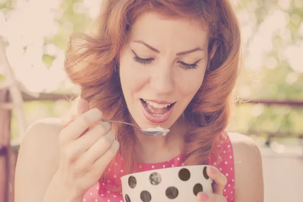 Beautiful Pin-Up Girl eating ice cream, close up — Stock Photo, Image