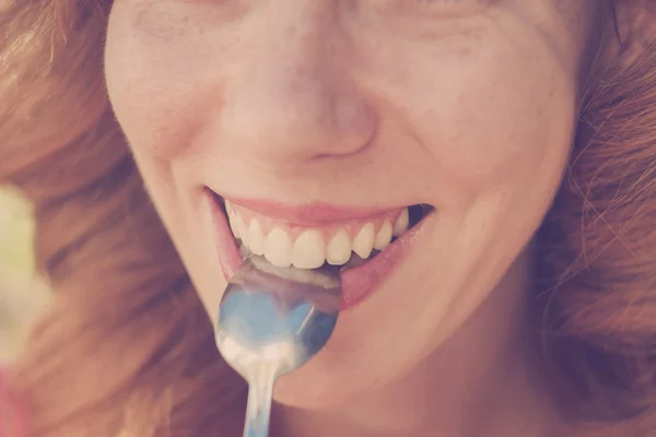 Beautiful Pin-Up Girl eating ice cream, close up — Stock Photo, Image