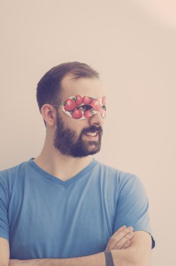 Süper kahraman giyen maskesi çilek ile