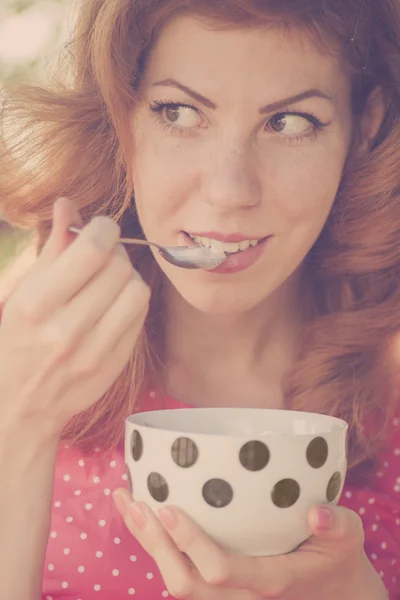 Beautiful Pin-Up Girl eating ice cream, close up — Stock Photo, Image